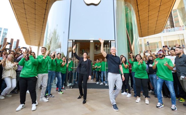 Apple-BKC-Mumbai-India-opening-day-CEO-Tim-Cook-SVP-Deirdre-OBrien.jpg